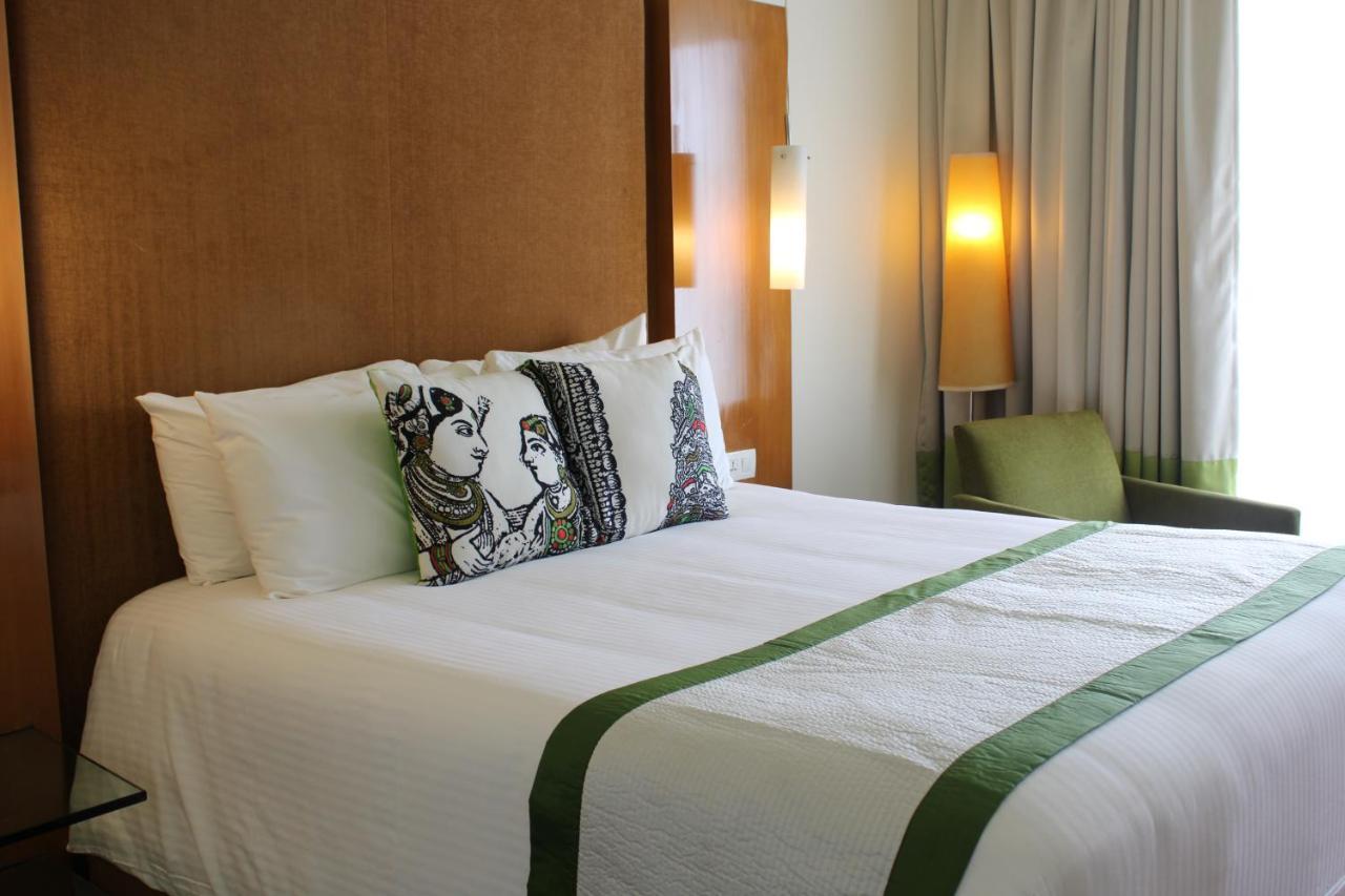 The Park Chennai Hotell Exteriör bild A bed