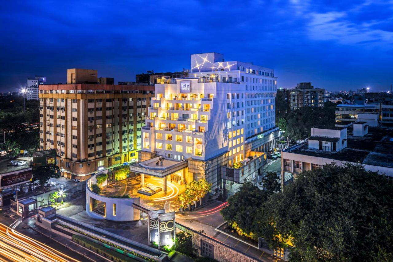The Park Chennai Hotell Exteriör bild The hotel at night