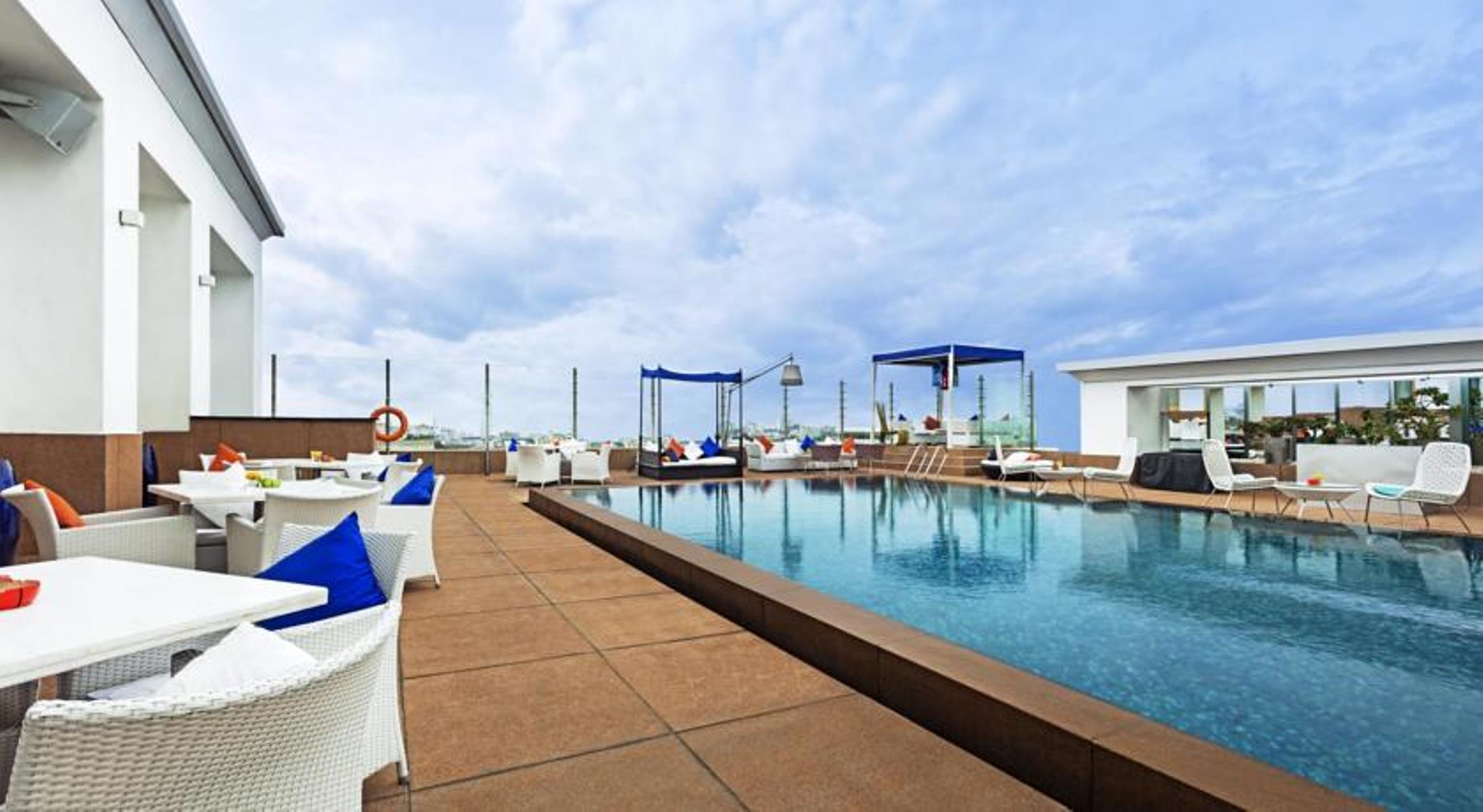 The Park Chennai Hotell Exteriör bild The swimming pool at the hotel