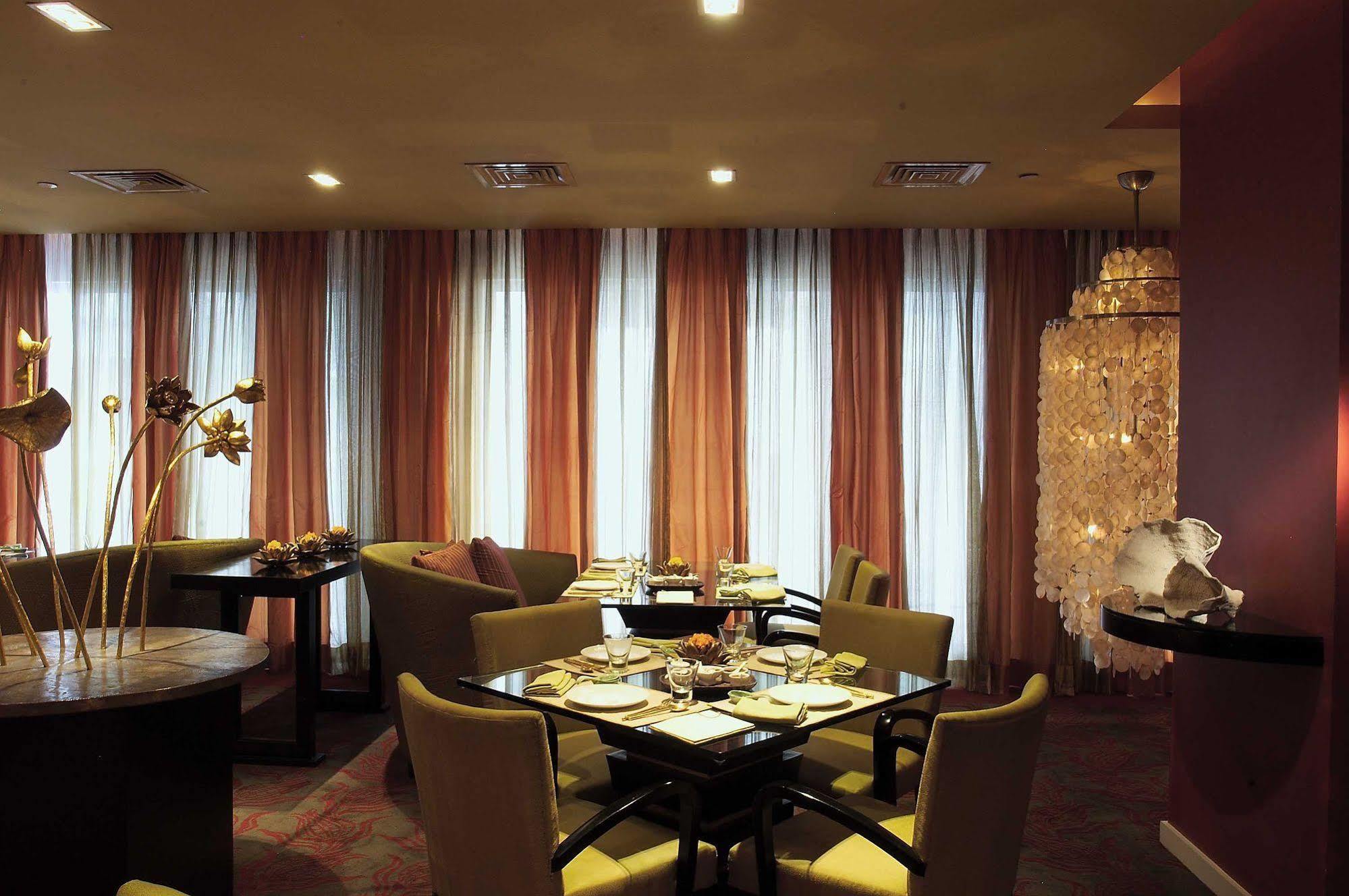 The Park Chennai Hotell Exteriör bild The interior of the restaurant