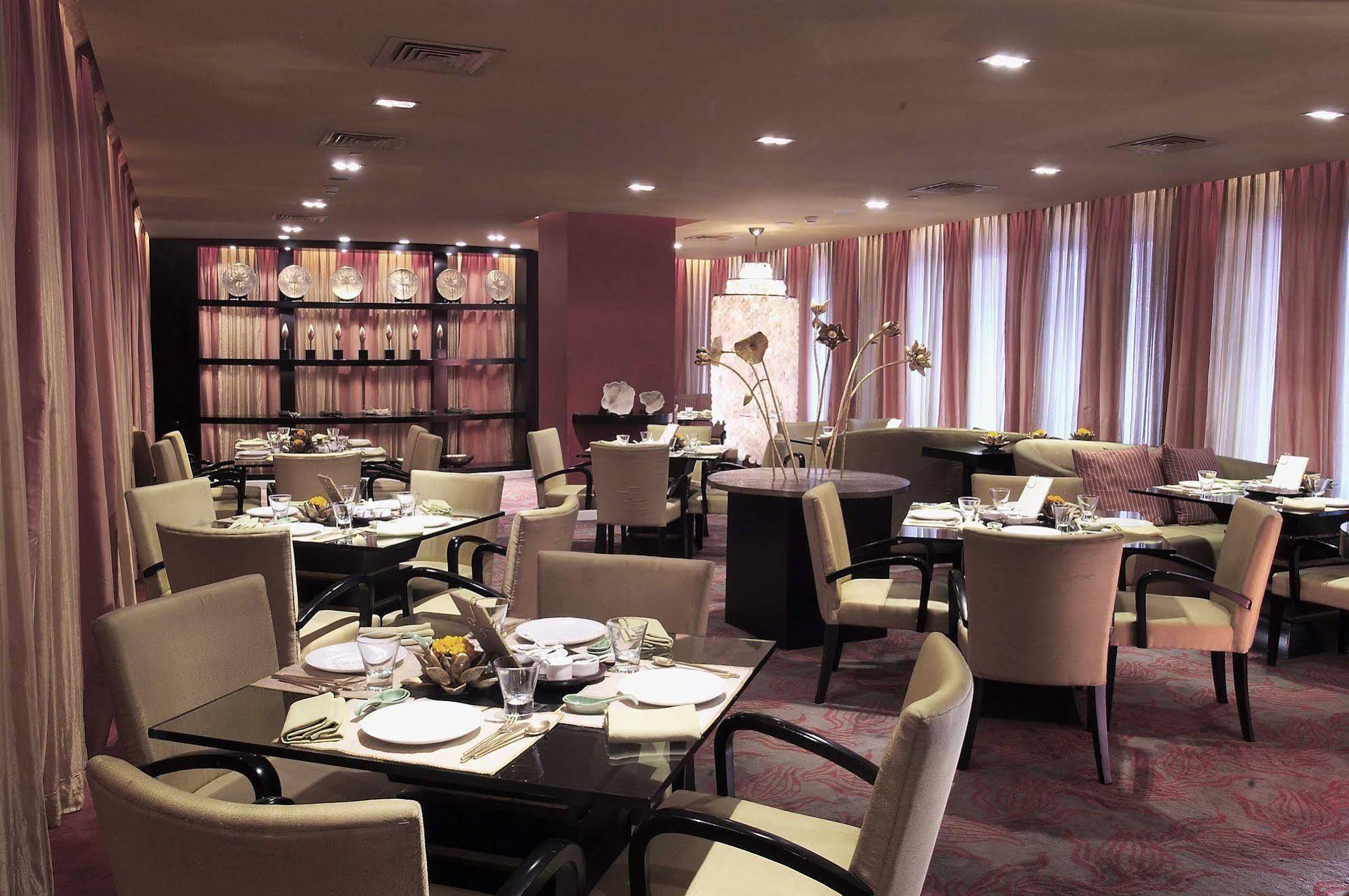 The Park Chennai Hotell Exteriör bild Restaurant in the hotel