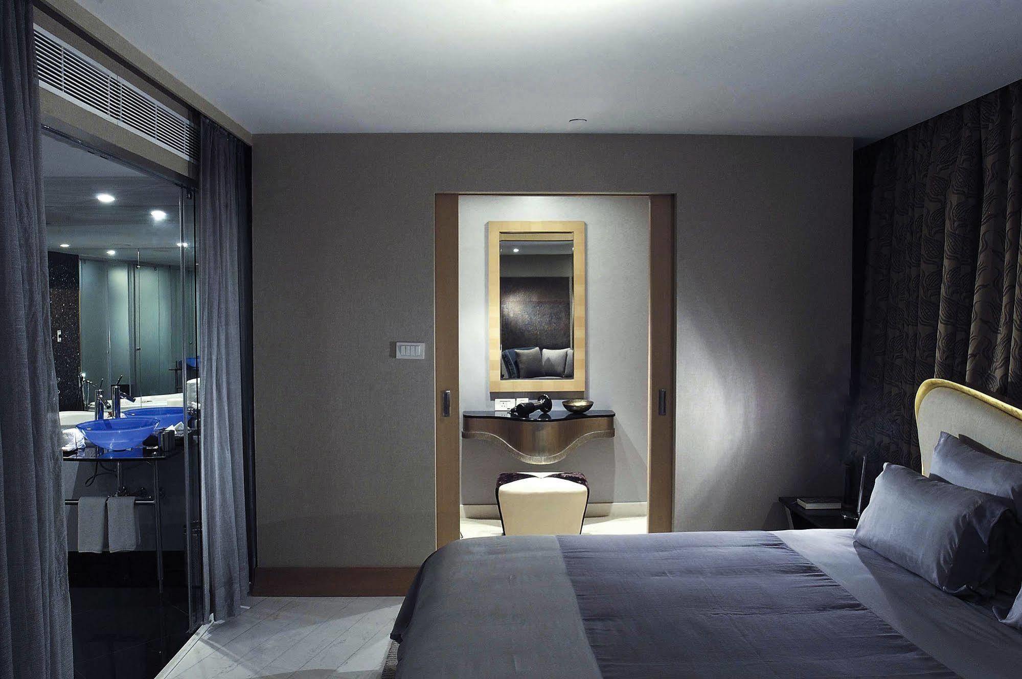 The Park Chennai Hotell Rum bild A bedroom at the Mandarin Oriental, London
