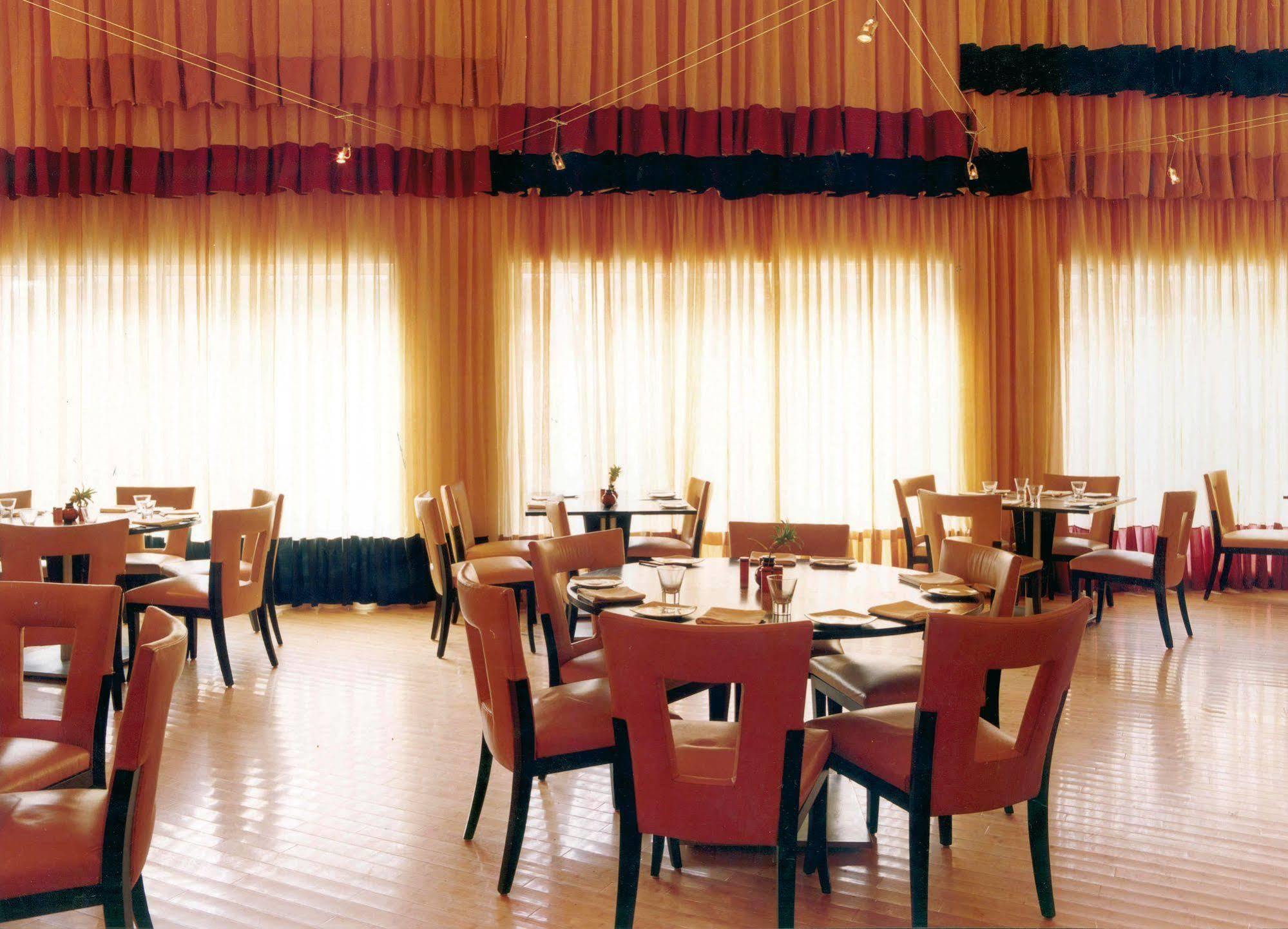 The Park Chennai Hotell Restaurang bild The interior of the restaurant
