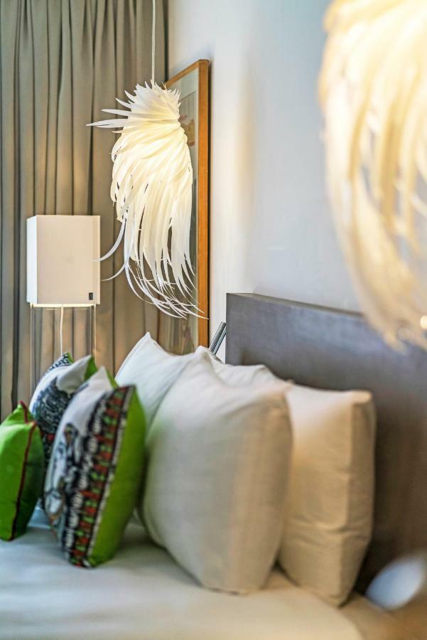 The Park Chennai Hotell Exteriör bild A wall light